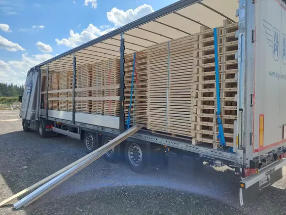 Toodetud kaubaalused autos küljelt