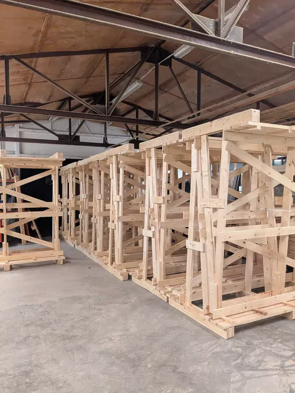 Erimõõdulised transpordikastid laos